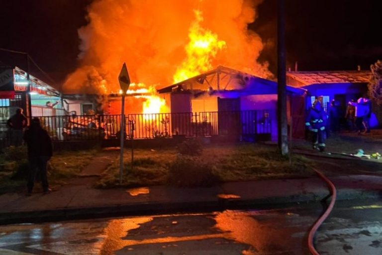 Casa resultó destruida por las llamas en la comuna de Laja