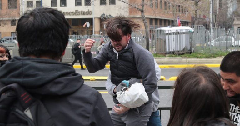 Simón Boric es agredido en incidentes afuera de la U. de Chile