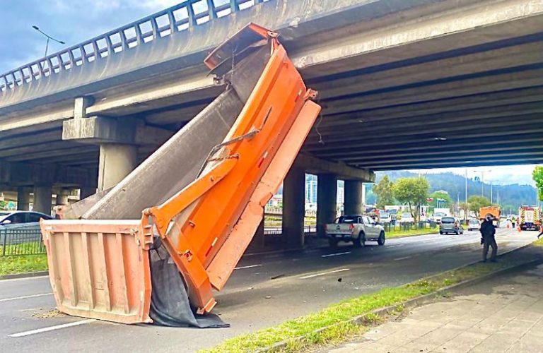 Camión estrella su tolva  y queda atrapado en Puente Llacolén