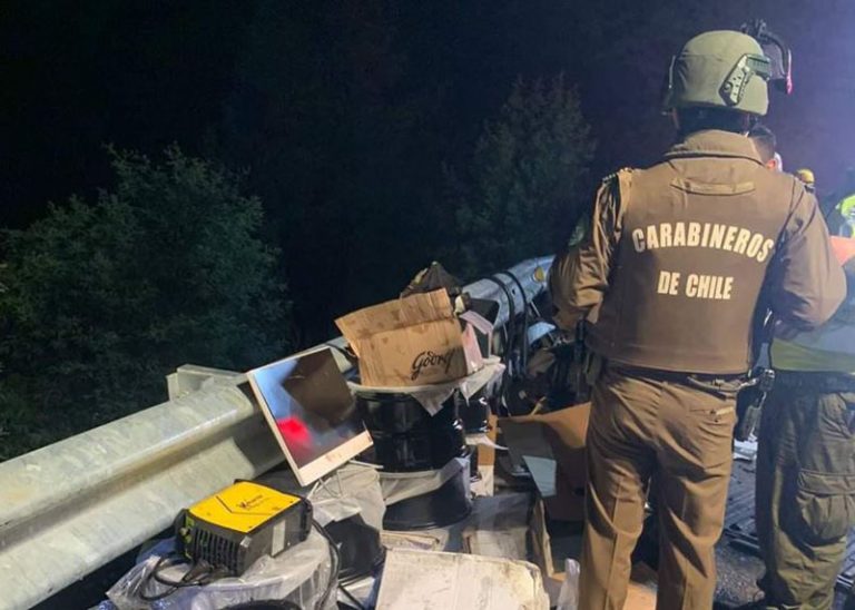 Sujetos son sorprendidos con botín tras chocar en Mulchén