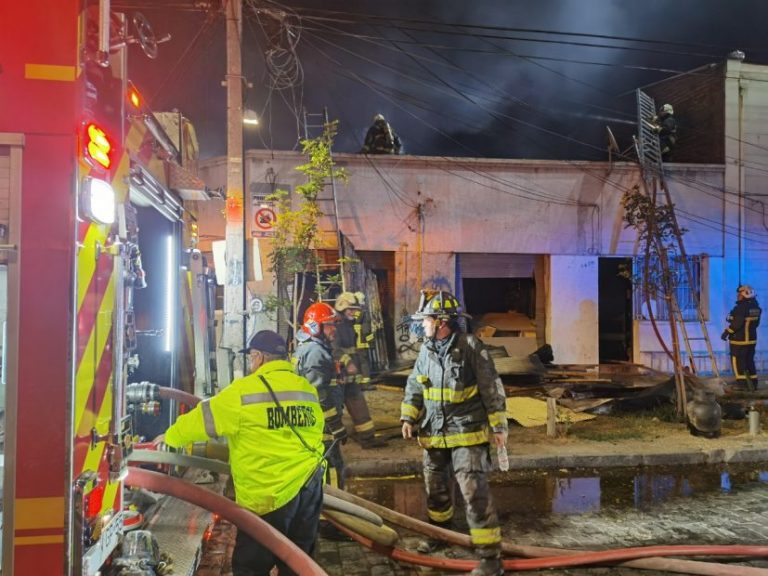 Sujeto lanzó bomba molotov a una casa en Santiago: Madre y sus dos hijos murieron