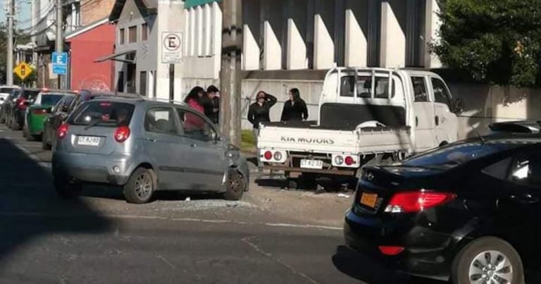 Colisión en pleno centro de Los Ángeles rompió cañerías a recinto de Salud