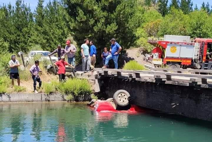 Conductor salvó de milagro tras caer a un canal en Quilleco