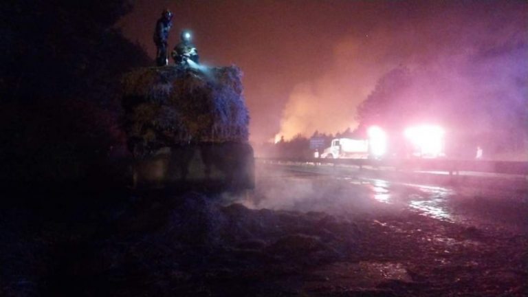 Camión que transportaba fardos por la Ruta 5 Sur fue afectado por las llamas