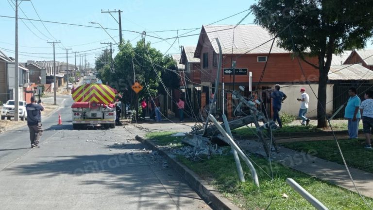 Aljibe de Bomberos protagonizó choque con poste en Los Ángeles: Hay corte de luz