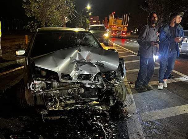 Un lesionado dejó colisión de automóvil con camión en Nacimiento