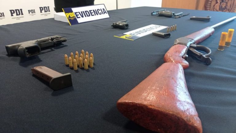 Selfie luciéndose lo delató: adolescente de Santa Bárbara tenía ‘arsenal’ de pistolas en su casa