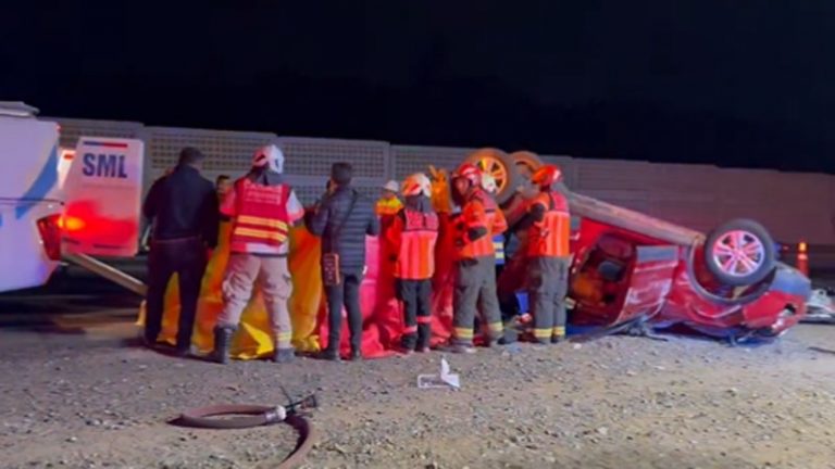 Camioneta se vuelca en carretera: 5 personas que volvían de culto religioso fallecieron