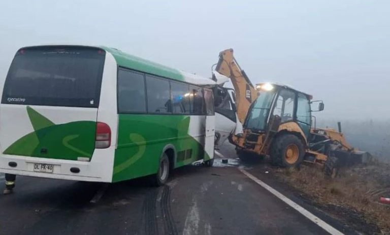 Colisión entre bus y una retroexcavadora dejó tres personas lesionadas