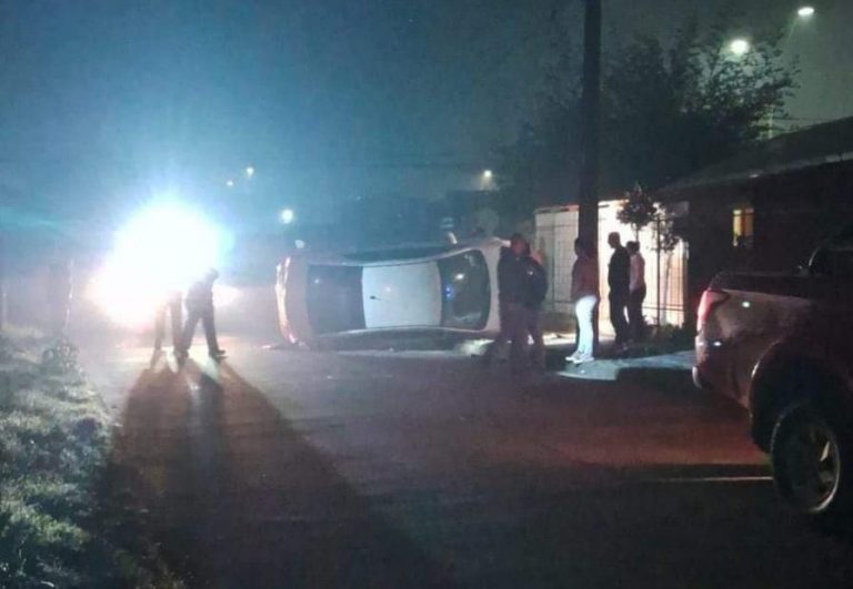 Auto termina volcado tras chocar con un poste en Nacimiento