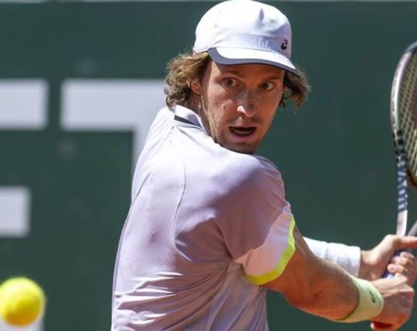 Pisa fuerte en París: Nicolás Jarry hace historia y está en octavos de final de Roland Garros