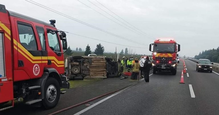 Cabrero: Conductor y copiloto salvan con lesiones tras volcar en la Ruta 5 Sur