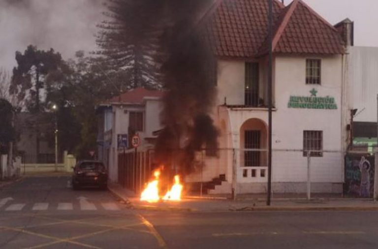 Nuevo ataque: prenden barricadas afuera de la sede de Revolución Democrática