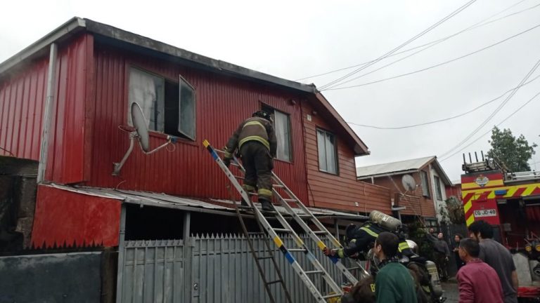 Incendio de vivienda en el sector sur de Los Ángeles moviliza a bomberos