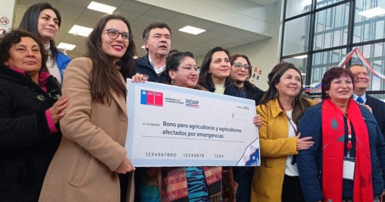 Camila Vallejos visitó Los Ángeles para entrega de bonos a agricultores afectados por las inundaciones