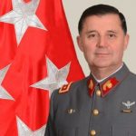 «¡Traidor! ¡Ladrón!»: Ex militar agredió a golpes al ex Comandante Ricardo Martínez en Las Condes